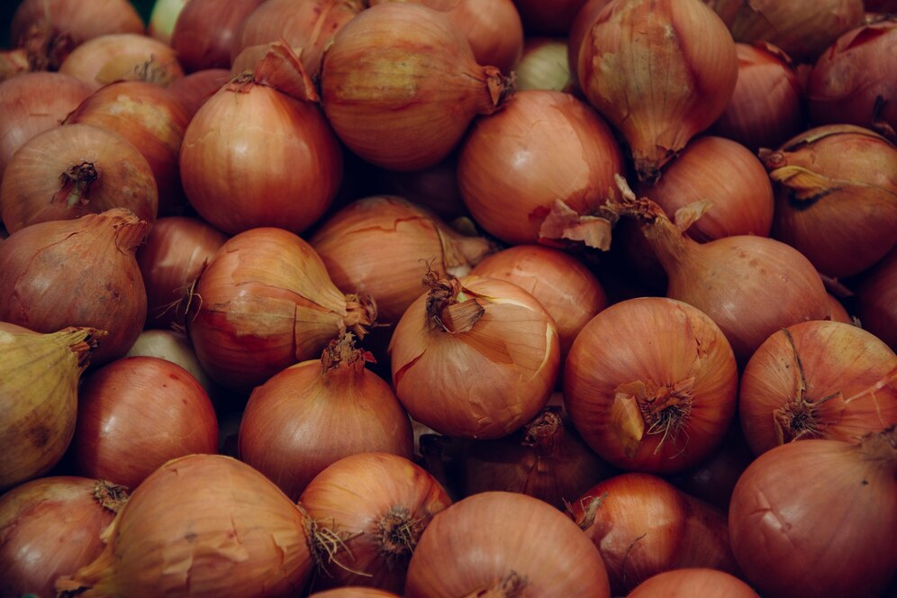 pile-onion-bulbs-sold-market_181624-27103